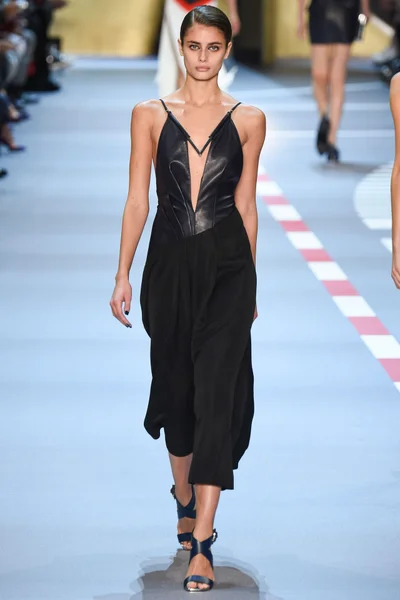Look 16